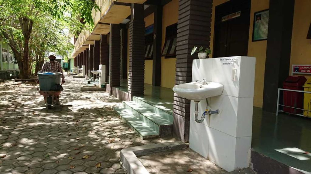 Tempat cuci tangan yang dibangun menggunakan dana penanganan Covid-19 oleh Pemprov Aceh di SMA Negeri 3 Banda Aceh, Senin (7/3/2022), tidak berfungsi. Proyek pembangunan tempat cuci tangan 390 unit kini diproses hukum oleh Polda Aceh karena diduga ada praktik korupsi.