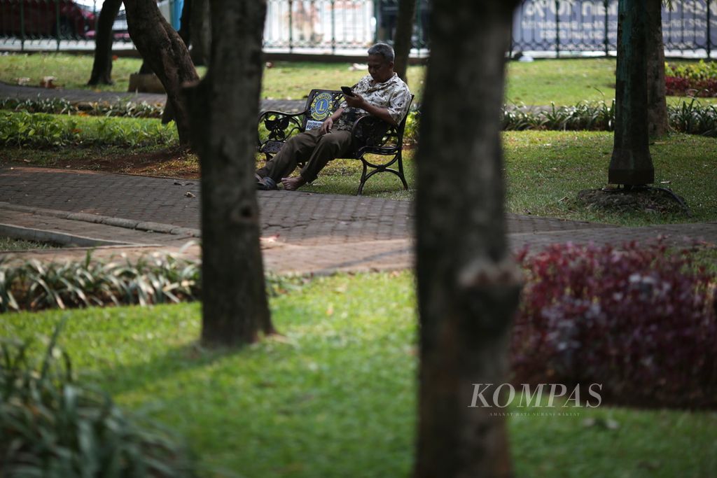 Warga beristirahat di Taman Tangkuban Perahu, Kelurahan Guntur, Kecamatan Setiabudi, Jakarta Selatan, Rabu (13/9/2023).