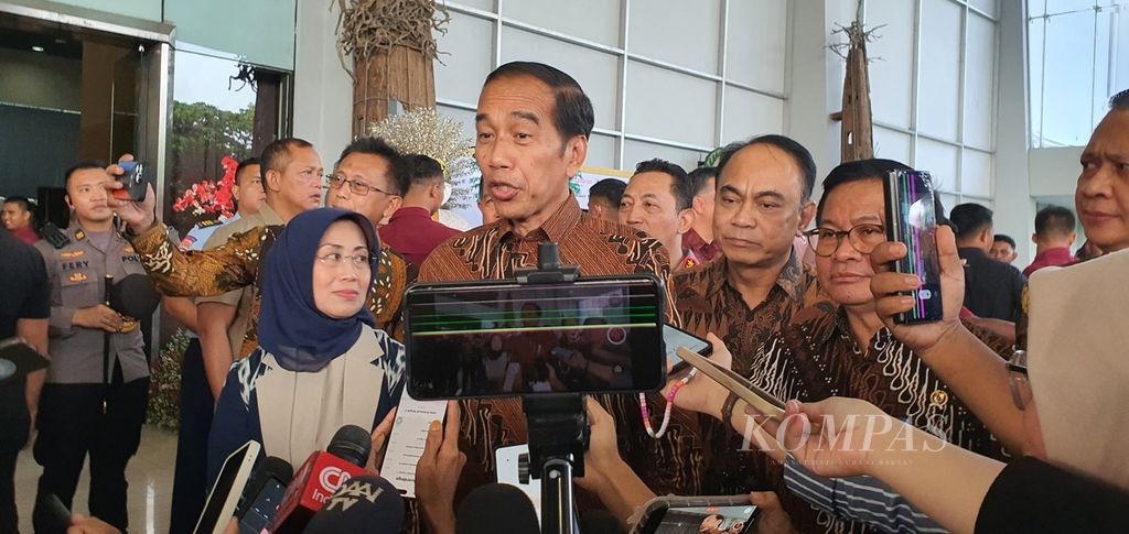 Presiden Joko Widodo memberi keterangan kepada wartawan seusai menghadiri peringatan Hari Pers Nasional 2024, Selasa (20/2/2024) di Jakarta.