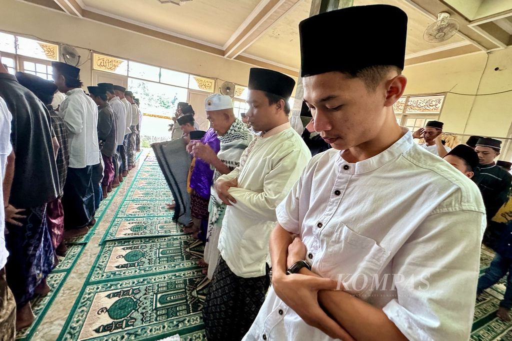 Suasana shalat Idul Fitri di Masjid Nurul Iman, Kuang Jukut, Desa Pringgarata, Lombok Tengah, Nusa Tenggara Barat, Rabu (10/4/2024). 