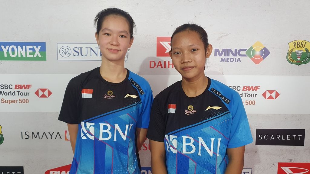 Ganda putri Indonesia, Ridya Aulia Fatasya/Kelly Larissa, berpose seusai bertanding pada babak pertama kualifikasi Indonesia Masters 2023 di Istora Senayan, Jakarta, Selasa (24/1/2023).
