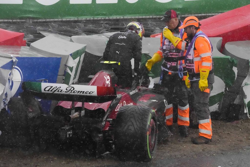 Pebalap Alfa Romeo, Guanyu Zhou, meninggalkan mobilnya setelah kecelakaan saat balapan Grand Prix Formula 1 di Sirkuit Zandvoort, Belanda, Minggu (27/8/2023). 
