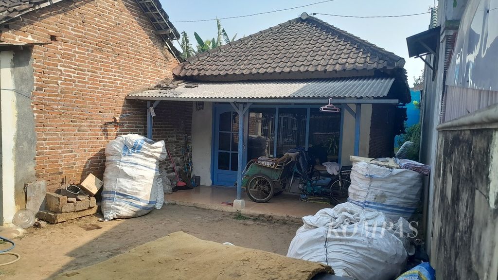Rumah keluarga DN (7), korban penganiayaan oleh keluarga, di Kelurahan Buring, Kecamatan Kedungkandang, Kota Malang, Jawa Timur, tampak sepi, Sabtu (14/10/2023).