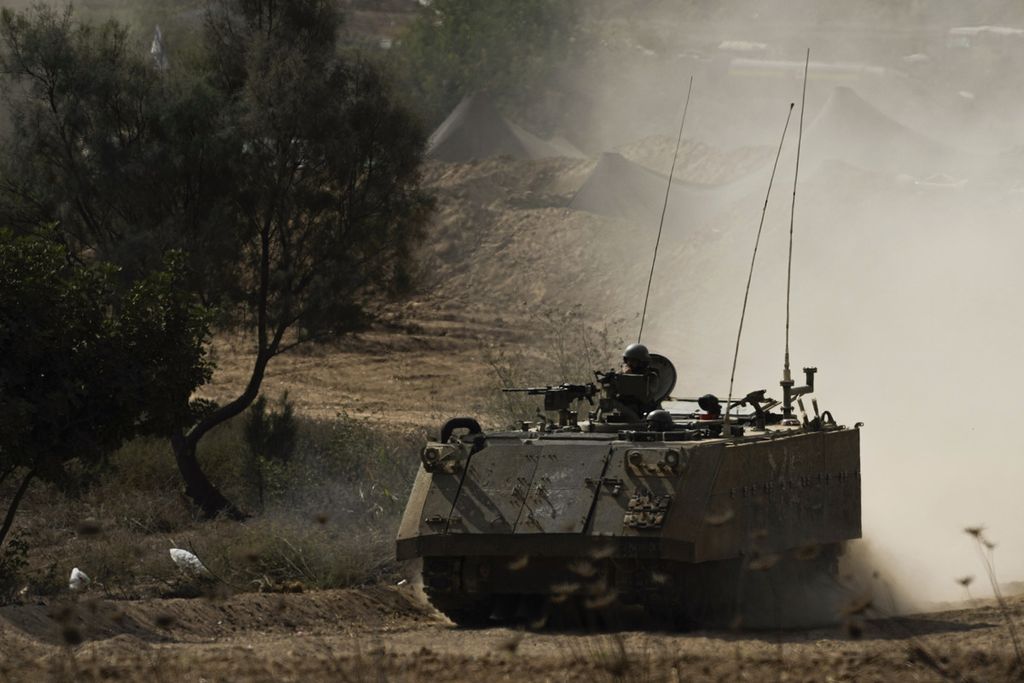 Sebuah kendaraan angkut lapis baja Israel tengah bermanuver di deka perbatasan Israel-Jalur Gaza pada Selasa (31/10/2023).