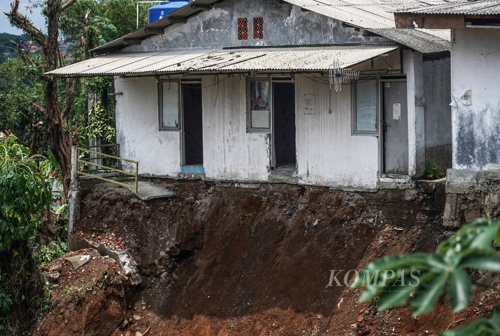 Salah satu bangunan kontrakan yang mengalami musibah longsor di Gang Barjo, Kebon Kalapa, Kota Bogor, Jawa Barat, Kamis (12/10/2022). 