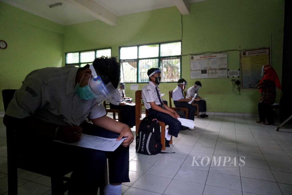 Suasana uji coba sekolah tatap muka di SMP N 6 Purwokerto di Banyumas, Jawa Tengah, Selasa (20/10/2020).