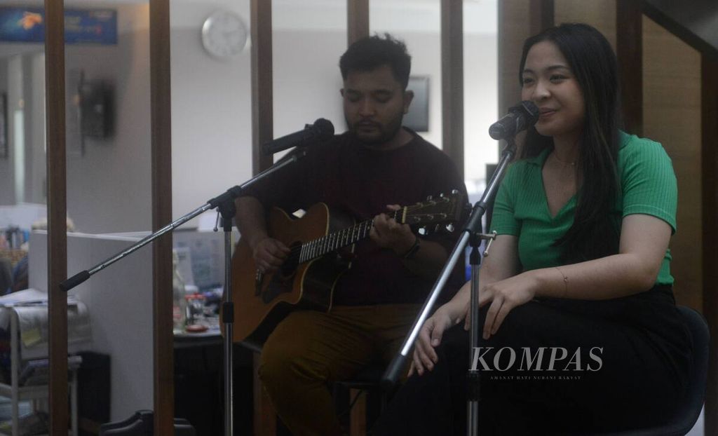 Penyanyi muda Bernadya membawakan sejumlah lagu saat berkunjung ke redaksi <i>Kompas </i>di Jakarta, Rabu (6/9/2023). 