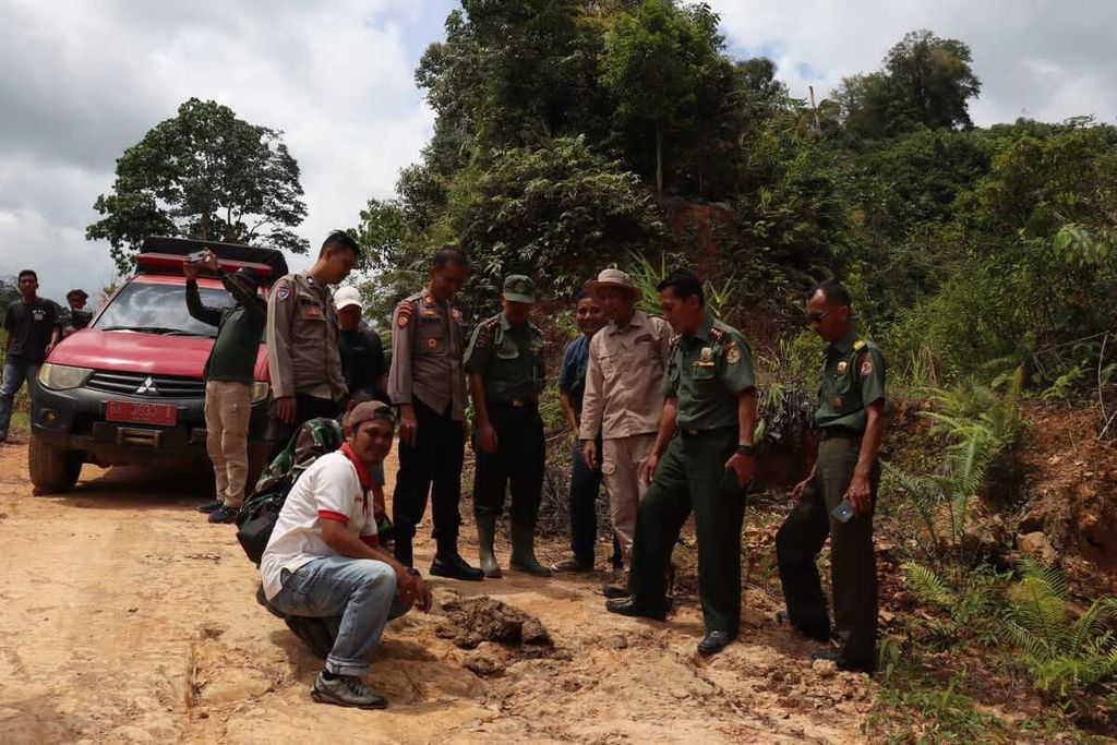 Anggota tim gabungan sejumlah instansi dan warga yang dikoordinasikan BKSDA Sumatera Barat menemukan kotoran gajah sumatera di Sijunjung, Sumatera Barat, Rabu (15/2/2023). Tim berupaya menelusuri dan memetakan pergerakan dua gajah yang muncul di Sijunjung yang sudah puluhan tahun tidak muncul di Sumbar.
