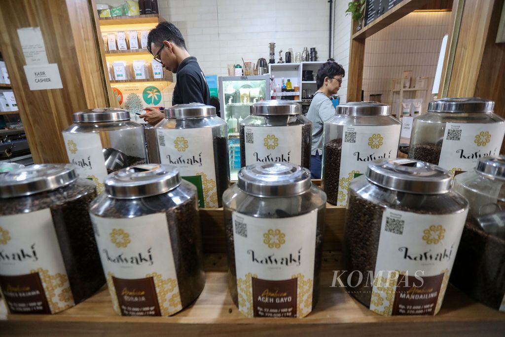 Pekerja menyiapkan kopi yang akan dibungkus di salah satu kios di Pasar Santa, Jakarta Selatan, Rabu (20/9/2023). 