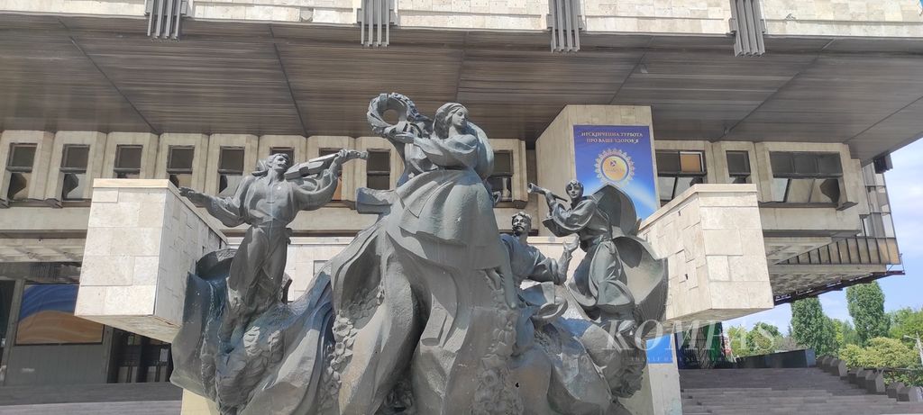 Patung di depan gedung Kharkiv National Academic Opera and Ballet Theatre, Kamis (7/7/2022). Kharkiv National Academic Opera and Ballet Theatre masih menggelar pertunjukan pada 23 Februari 2022. Setelah itu, semua terhenti karena perang yang meletus pada 24 Februari 2022.