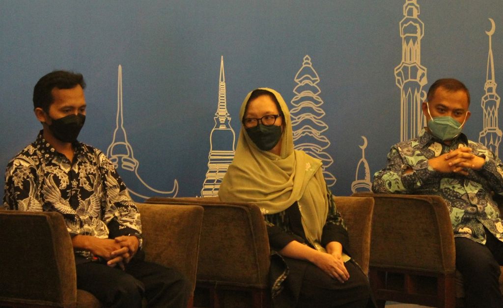 Ketua Pengurus Besar Nahdlatul Ulama (PBNU) Alissa Wahid (tengah) menghadiri Forum Lintas Agama: Beramal Bersama untuk Pembangunan Berkelanjutan, Selasa (12/4/2022), di Jakarta.