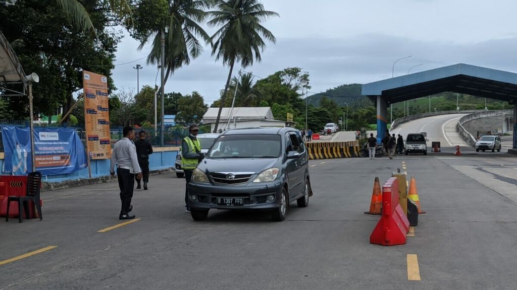 Petugas melakukan pemeriksaan di pintu masuk Pelabuhan Bakauheni, Lampung, pada Jumat (31/12/2021). 