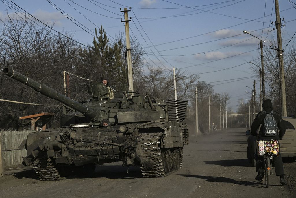 Prajurit Ukraina mengendarai tank di desa Chasiv Yar, dekat kota Bakhmut, di wilayah Donbas pada 5 Maret 2023. 