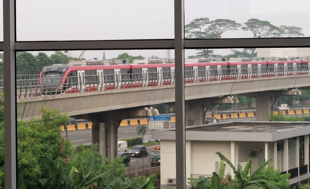 Kereta LRT dari Dukuh Atas memasuki stasiun di Halim, Kamis (22/6/2023). LRT yang masih proses uji coba ini bakal menjadi angkutan pengumpan untuk penumpang kereta cepat.