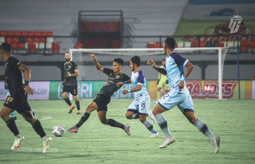 Dokumentasi Liga Indonesia Baru (LIB) menampilkan momen laga antara Arema FC melawan Persela Lamongan dalam laga lanjutan BRI Liga 1 2021/2022 pekan ke-22 di Stadion Kapten I Wayan Dipta, Gianyar, Bali, Selasa (1/2/2022). 