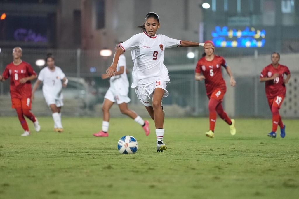 Penyerang timnas putri Indonesia, Claudia Scheunemann, menguasai bola dalam laga uji coba melawan Bahrain di Stadion Ahli Club, Manamah, Bahrain, Sabtu (8/6/2024). Claudia mencetak satu gol dalam kemenangan 3-2 atas Bahrain.