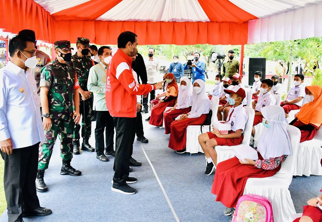 Presiden Jokowi meninjau vaksinasi Covid-19 untuk anak, warga lansia, dan masyarakat umum di Palu, Sulteng, 25 Februari 2022.