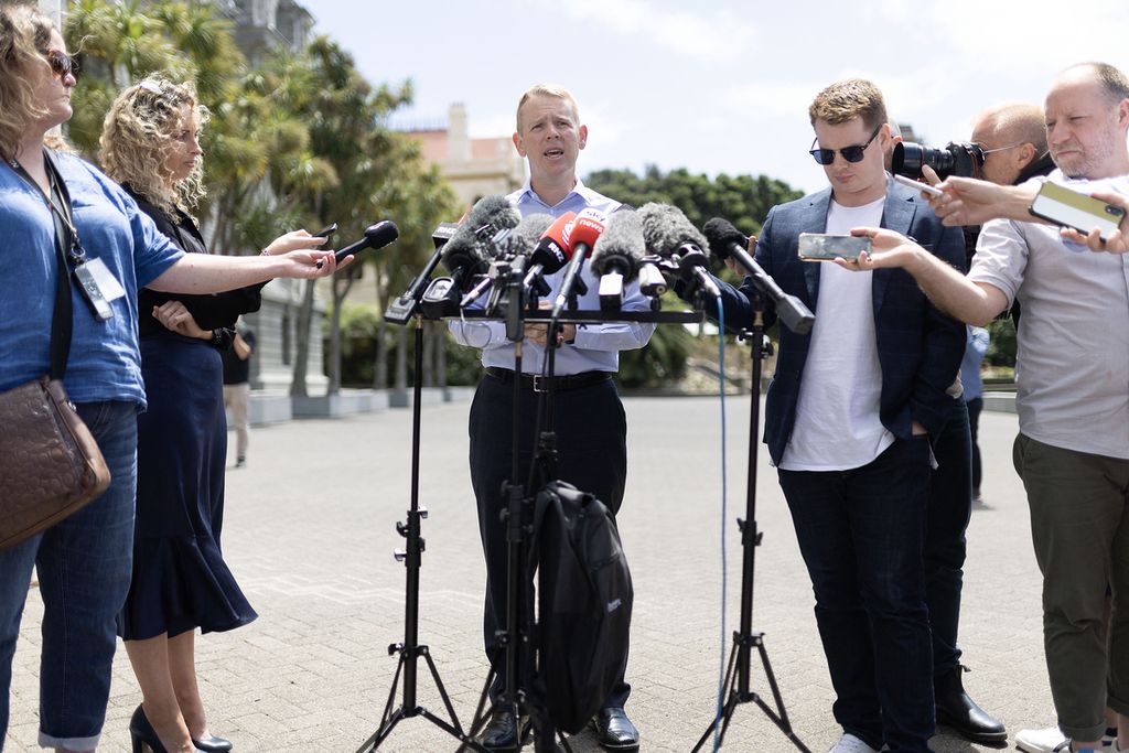 Calon PM Selandia Baru, Chris Hipkins, berbicara kepada media di luar gedung parlemen di Wellington, 21 Januari 2023. Ia akan menggantikan PM Jacinda Ardern yang mengundurkan diri, 19 Januari 2023. 