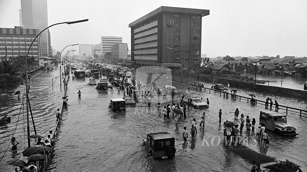 Banjir Terbesar di Jakarta - Hujan deras merata di seluruh Jakarta dari Rabu 19 Januari 1977 pagi hingga petang, mengakibatkan sebagian besar kota Metropolitan Jakarta kebanjiran. Ini merupakan banjir terbesar sejak tahun 1892. Sedikitnya 100.000 penduduknya mengungsi. Daerah paling parah menderita banjir akibat hujan lokal ini adalah tiga kecamatan di Jakarta Pusat, masing-masing Kecamatan Senen, Cempaka Putih, dan Gambir. Dudy Sudibyo. Berita dimuat Kompas Kamis, 20-01-1977, 1 Judul Amplop: Banjir di Jakarta