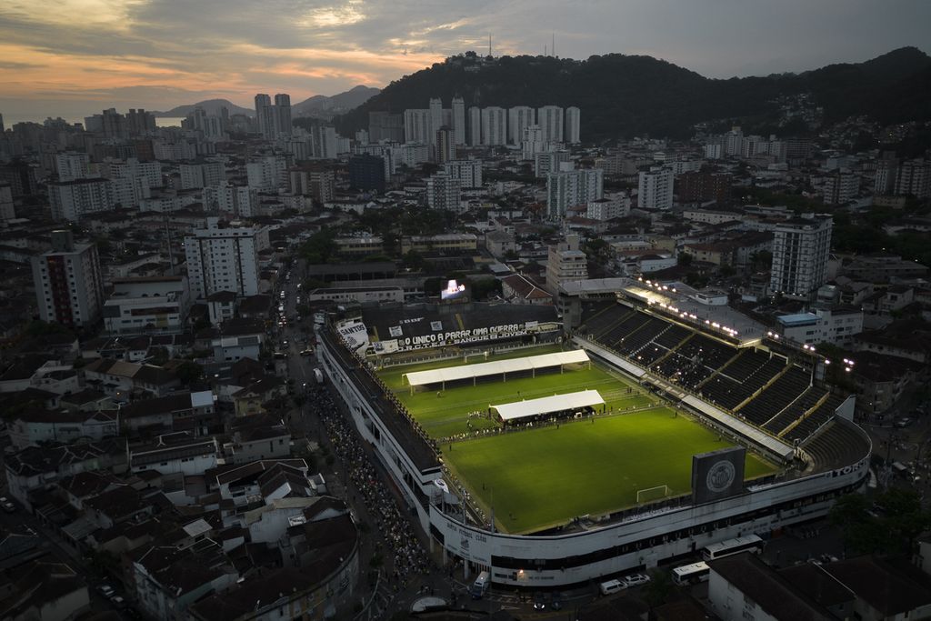 Penggemar Pele memberikan penghormatan terakhir pada jenazah Pele yang disemayamkan di Stadion Vila Belmiro atau Urbano Caldeira, Santos, Brasil, pada Selasa (3/1/2023) pagi sebelum dimakamkan pada hari yang sama. 