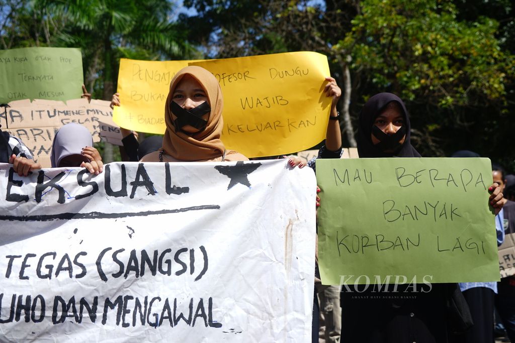 Ilustrasi. Massa dari Aliansi Anti Kekerasan Seksual menggelar aksi damai di rektorat Universitas Halu Oleo (UHO), di Kendari, Sulawesi Tenggara, Jumat (29/7/2022). Mereka menuntut kampus menjatuhkan sanksi berat kepada seorang oknum guru besar yang dilaporkan melakukan tindakan pelecehan ke mahasiswi. Pihak kampus juga didesak berpihak dan memberikan pendampingan psikologis terhadap korban.