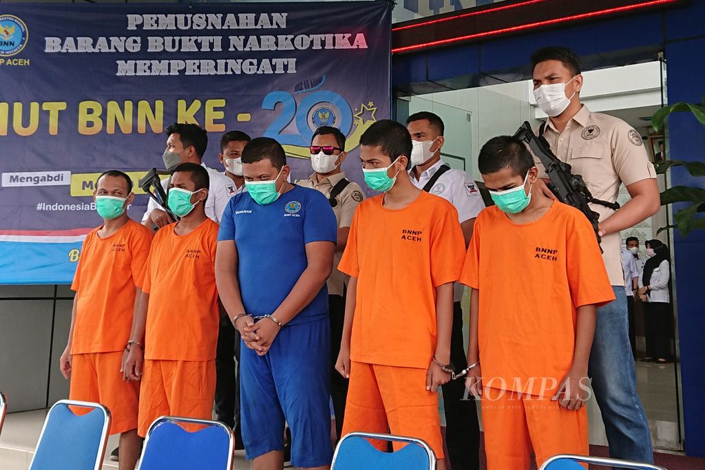 Tersangka pengedar sabu dan ganja saat ditahan oleh petugas Badan Narkotika Nasional (BNN) Aceh, Kamis (24/3/2022), di Banda Aceh. Peredaran narkotika jenis ganja dan sabu di Aceh masih tinggi. 