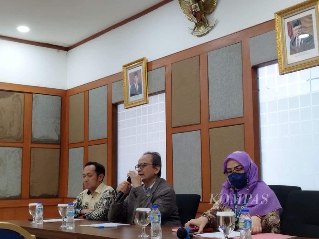 Deputi Bidang Usaha Mikro Kementerian Koperasi dan Usaha Kecil Menengah (Kemenkop dan UKM) Yulius memberikan keterangan resmi dalam konferensi pers di Jakarta, Jumat (19/1/2023).