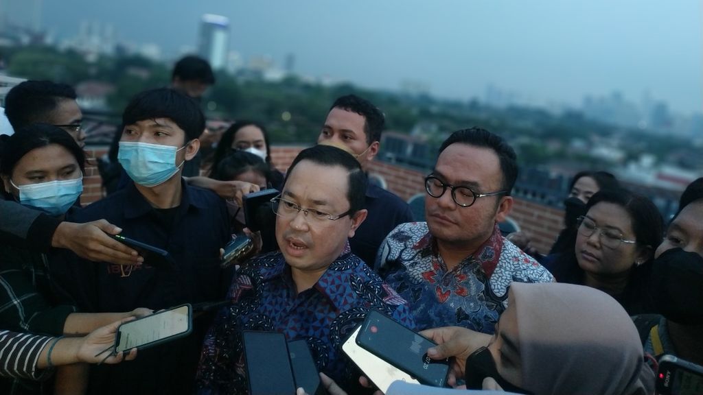 Kuasa hukum Ferdy Sambo dan Putri Candrawathi, Arman Hanis, seusai jumpa pers di Hotel Erian, Jakarta Pusat, Rabu (12/10/2022).