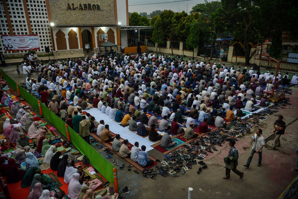 Jemaah bersiap melaksanakan shalat Idul Fitri di lapangan SMK TU Muhammadiyah Cikampek, Karawang, Jawa Barat, Jumat (21/4/2023). Hasil hisab dari Pimpinan Pusat Muhammadiyah menetapkan 1 Syawal atau Lebaran 2023 jatuh pada 21 April 2023. 