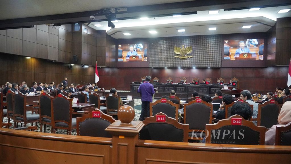 Suasana saat Ketua Dewan Kehormatan Penyelenggara Pemilu Heddy Lugito memberikan keterangannya kepada majelis hakim konstitusi saat sidang perselisihan hasil pemilihan umum di Mahkamah Konstitusi, Jakarta, Jumat (5/4/2024).  