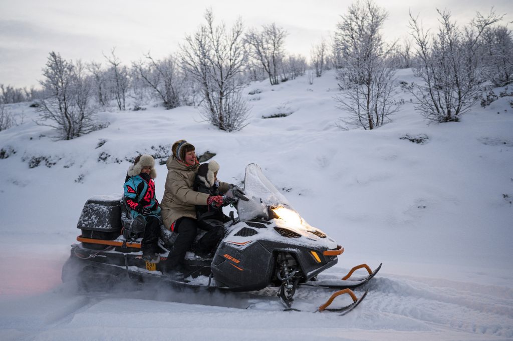Warga Finlandia, Anna Nakkalajarvi-Lansman, berkendara di hutan yang rontok selama musim salju pada November 2021.  Pada 2001-2021, Finlandia membabat 4,1 juta hektar hutannya. Bersama Swedia, Finlandia menjadi negara Eropa dengan jumlah penggundulan hutan terluas
