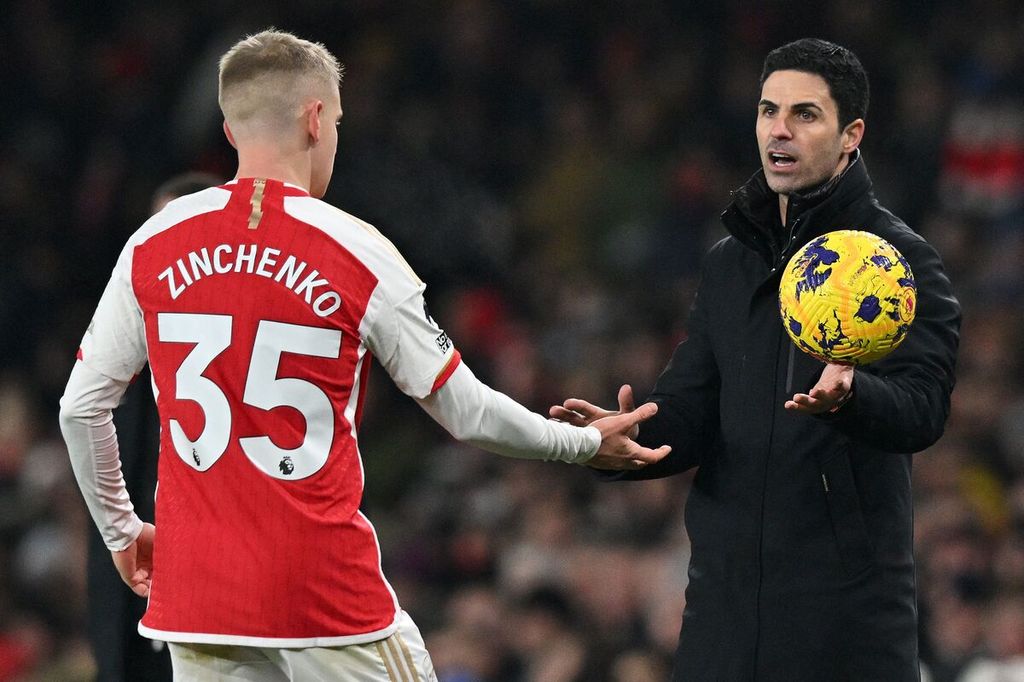 Manajer Arsenal Mikel Arteta memberikan bola kepada bek kiri Arsenal, Oleksandr Zinchenko, saat laga lawan Wolverhampton Wanderers di London, Inggris, Sabtu (2/12/2023) malam, Arsenal menang 2-1.
