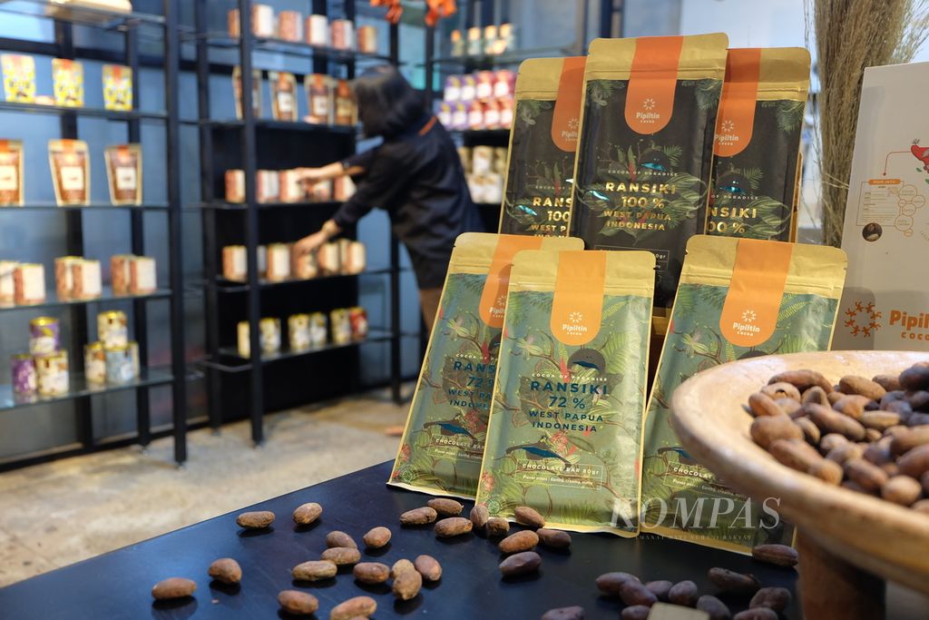Cokelat Ransiki yang diproduksi Pipiltin Cocoa dipajang di toko mereka di Kebayoran Baru, Jakarta Selatan, pada Kamis (14/10/2021). Cokelat itu berbahan baku biji kakao dari Koperasi Ebier Suth Cokran, Ransiki, Manokwari Selatan, Papua Barat.