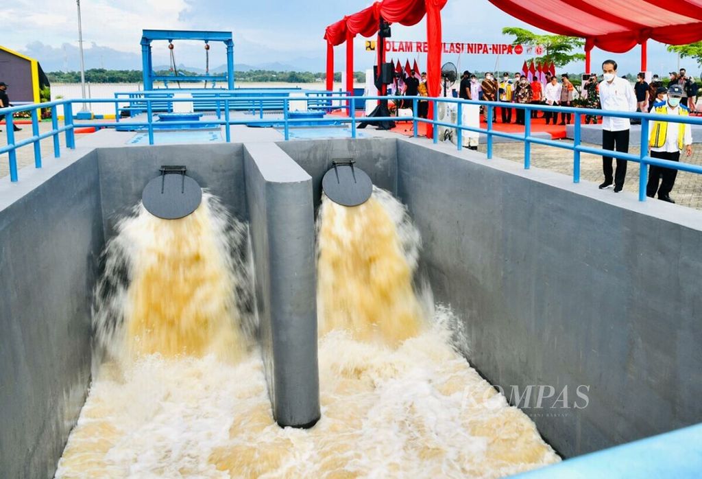 Presiden Joko Widodo meresmikan Kolam Regulasi Nipa-Nipa di Kabupaten Maros, Sulawesi Selatan, Kamis (18/3/2021). Kolam ini akan berfungsi sebagai pengendali banjir di Kota Makassar.