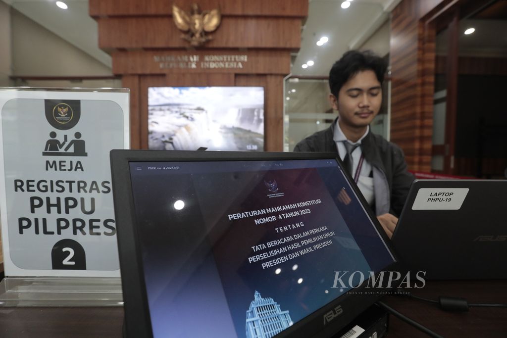 Petugas Mahkamah Konstitusi (MK) yang tergabung dalam gugus tugas penanganan perkara perselisihan hasil pemilihan umum (PHPU) siap melayani pihak yang mengajukan gugatan PHPU di Gedung MK, Jakarta Pusat, Rabu (20/3/2024).