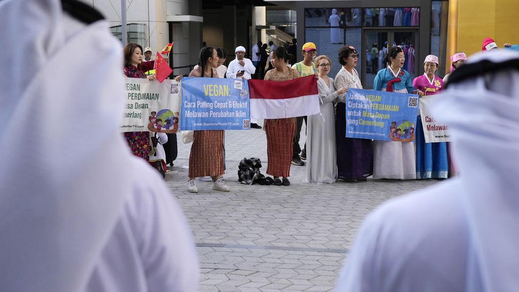 Warga berdemonstrasi dalam COP28, 30 November 2023, di Dubai, Uni Emirat Arab.