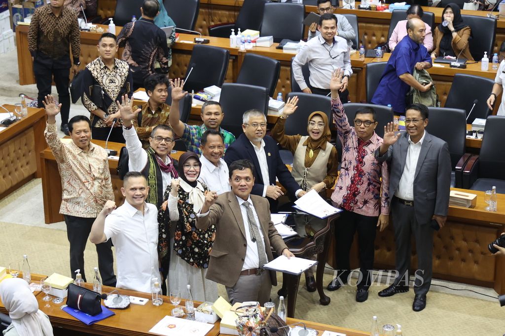 Menteri Dalam Negeri Tito Karnavian dan Menteri Hukum dan Hak Asasi Manusia Supratman Andi Agtas bersama anggota Badan Legislasi seusai mengikuti rapat pengambilan putusan tingkat I Rancangan Undang-Undang (RUU) Pilkada di Badan Legislasi (Baleg) DPR di Kompleks Parlemen, Senayan Jakarta, Rabu (21/8/2024). 