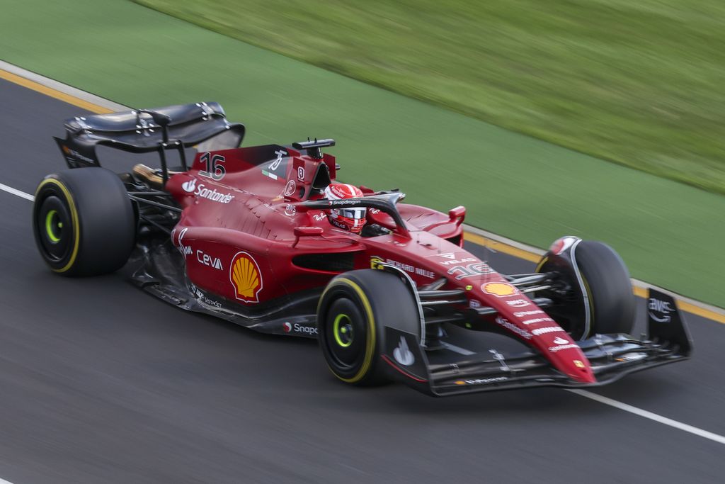 Pebalap Ferrari, Charles Leclerc, memacu mobilnya pada balapan Formula 1 seri Australia di Melbourne, Minggu (10/4/2022). Ia memenangi balapan itu.