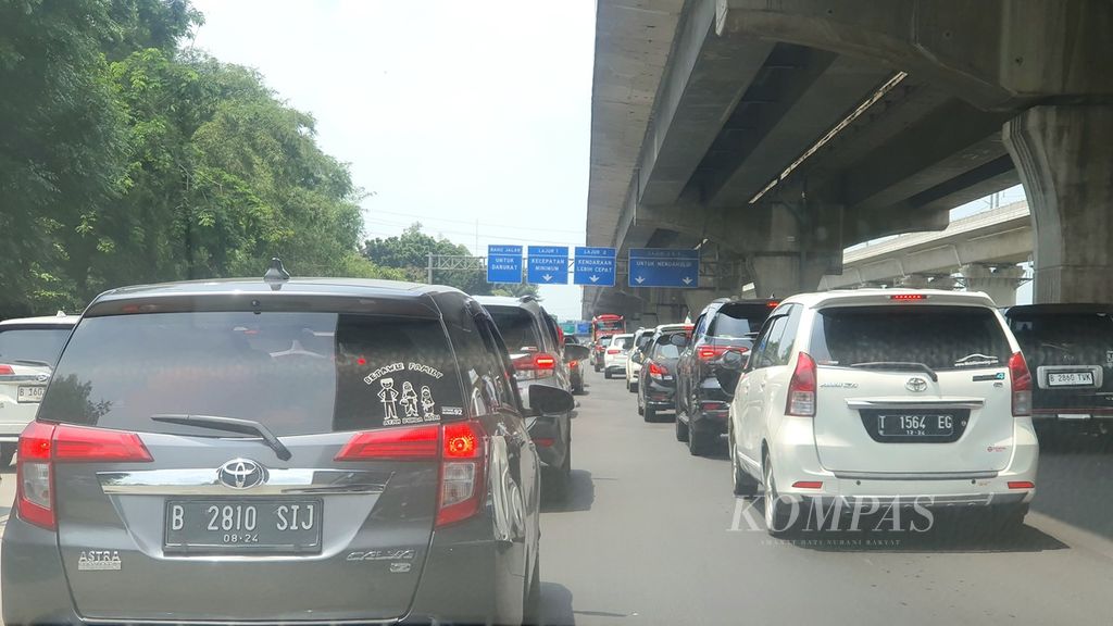 Macet di Tol Jakarta-Cikampek, Kamis (11/4/2024) pukul 12.00