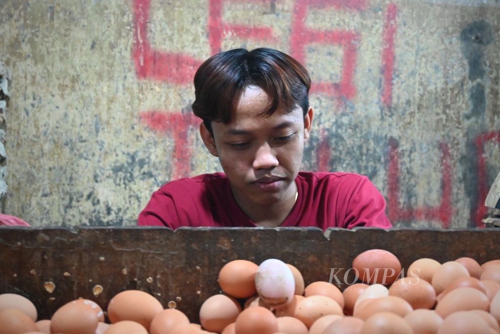 Uko (18), salah satu pedagang telur di Pasar Kramatjati, Jakarta Timur.