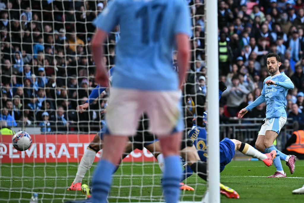 Gelandang Manchester City, Bernardo Silva, menyaksikan bola masuk ke gawang Chelsea pada laga semifinal Piala FA, Minggu (21/4/2024) dini hari WIB, di Stadion Wembley, London.