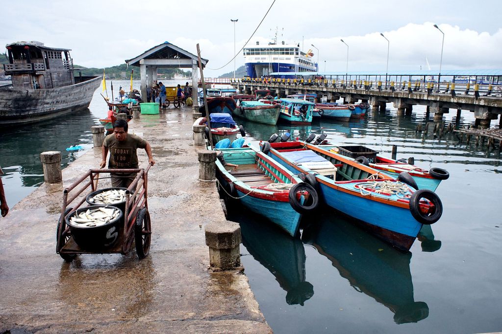 Nelayan mengangkut ikan hasil tangkapan dari kapal menuju lapak pedagang di Pelabuhan Pasar Ikan Kota Sibolga, Sumatera Utara (21/1/2022).