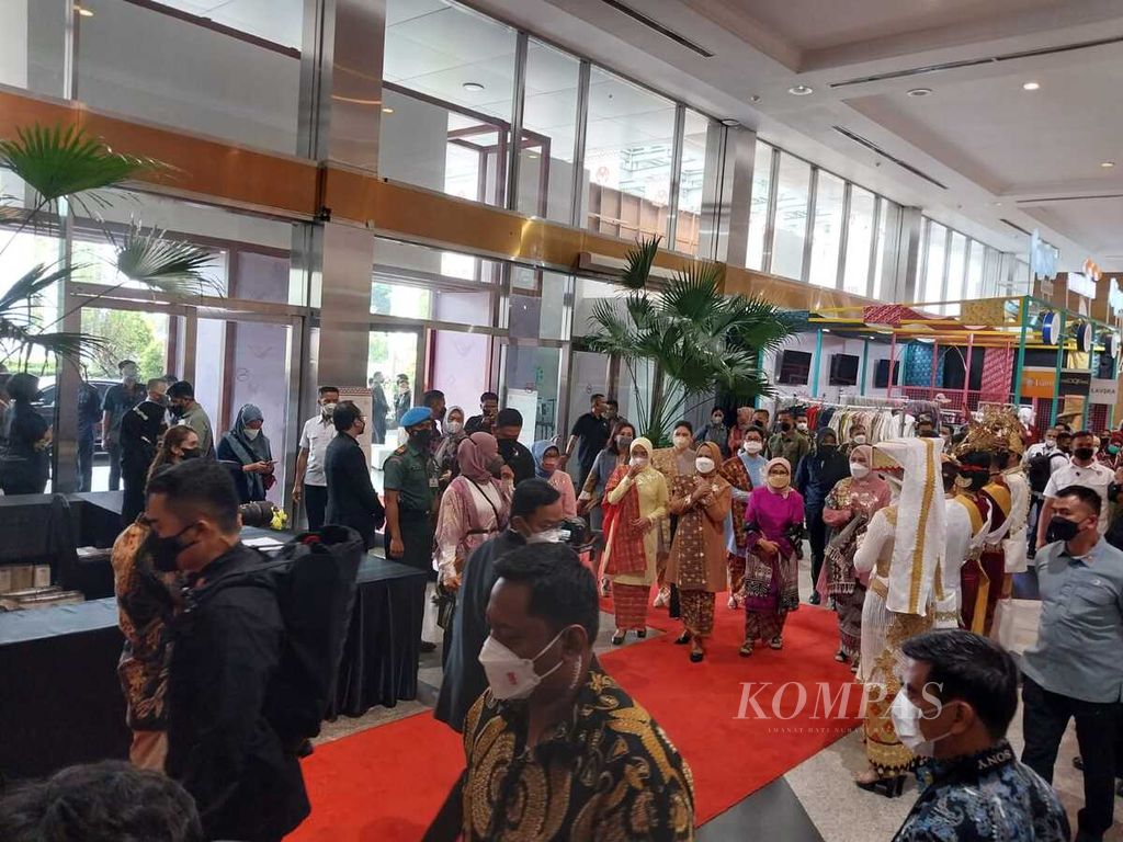 Ibu Iriana Joko Widodo (tengah) didampingi Ibu Wury Maruf Amin dan Ibu Mufidah Jusuf Kalla pada Pameran Kerajinan Nusantara (Kriyanusa) Tahun 2022 yang digelar di Jakarta Convention Center, Jakarta, Rabu (21/9/2022). Pameran akan berlangsung hingga 25 September 2022.
