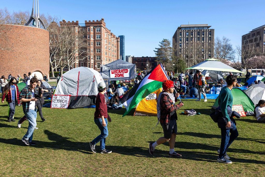 Mahasiswa dari Massachusetts of Technology (MIT), Harvard University, dan universitas lain berunjuk rasa di kampus MIT Cambridge, Massachusetts, AS, 22 April 2024, untuk menentang serangan Israel di Gaza dan hubungan kampus mereka dengan Angkatan Bersenjata Israel (IDF). 