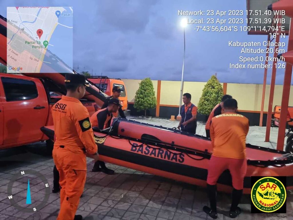 Tim Basarnas Cilacap bersiap berangkat dari Cilacap ke Kebumen, Jawa Tengah, Minggu (23/4/2023), untuk mencari korban tenggelam.