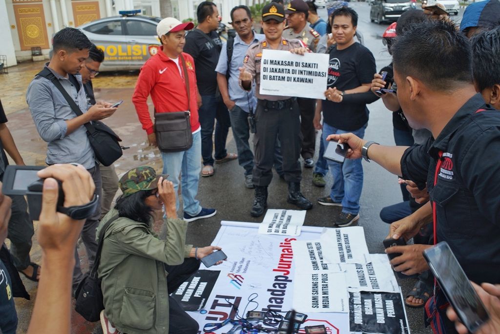Unjuk rasa sebagai aksi solidaritas bagi pewarta yang mengalami kekerasan dilakukan Aliansi Jurnalis Independen (AJI) bersama dengan Ikatan Jurnalis Televisi Indonesia (IJTI), Pewarta Foto Indonesia (PFI), dan Asosiasi Media Siber Indonesia (AMSI) di Alun-alun Engku Putri, Batam, Kepulauan Riau, Senin (30/9/2019).