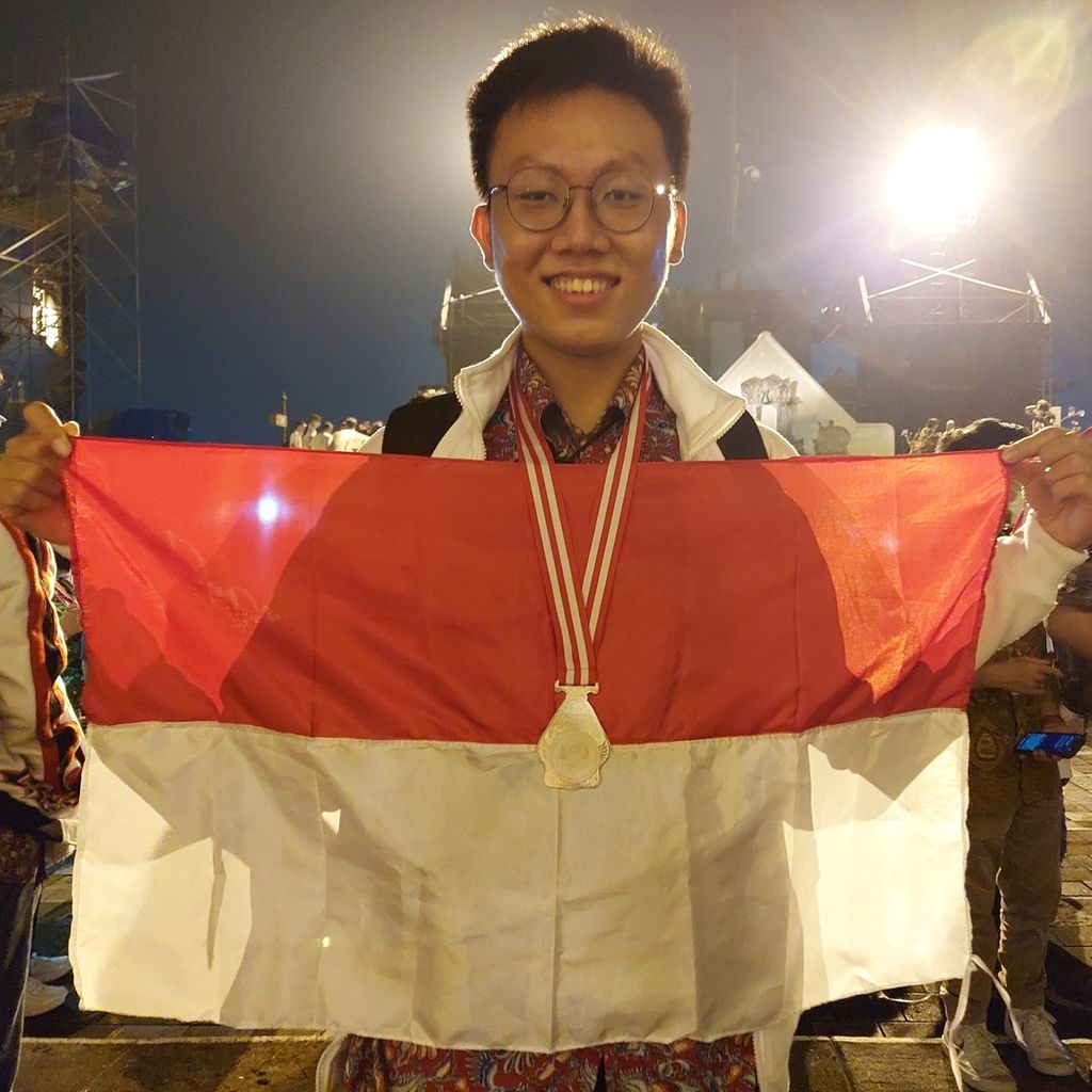 Albert Yulius meraih medali perak di kompetisi International Olympiad in Informatics 2022 di Yogyakarta.