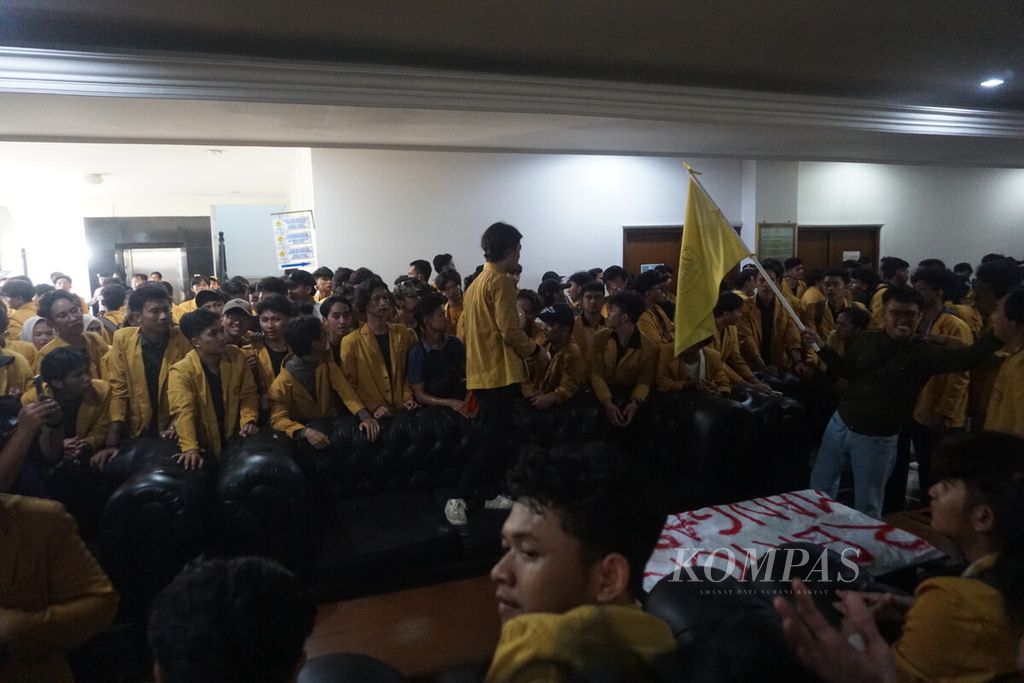 Ratusan mahasiswa Universitas Jenderal Soedirman berdemonstrasi di Gedung Rektorat Unsoed, Purwokerto, Banyumas, Jawa Tengah, Senin (29/4/2024). 