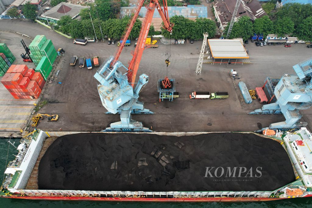 Aktivitas bongkar muat batubara di Pelabuhan Tanjung Priok, Jakarta Utara, Selasa (20/12/2022). Berdasarkan data BPS, volume dan nilai ekspor batubara masing-masing sebesar 29,69 juta ton dan 4,16 miliar dollar AS. 