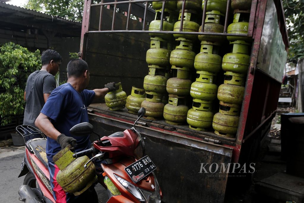 Pedagang mengambil gas elpiji 3 kilogram bersubsidi pangkalan elpiji di kawasan Tanah Abang, Jakarta, Rabu (3/1/2024). 